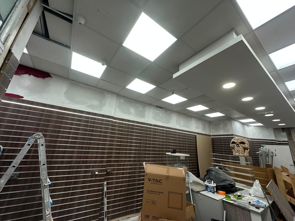 Retail unit with finished suspended ceiling feature